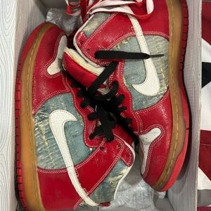 Nike dunk Sb shoe goo size 8.5 preowned. Does not have original box.